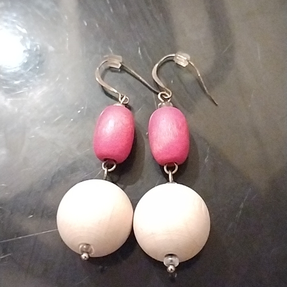 💜NWT Metal Pink & cream wooden Earrings - Picture 2 of 3